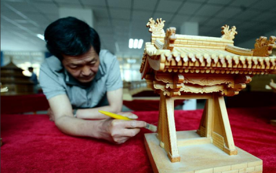 巧手制作微縮古建 留存深刻歷史記憶